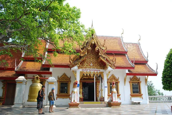 Tajlandia | Vihan jest bardzo podobny do botu nie otaczają go jednak tak charakterystyczne dla głównej świątyni kamienie graniczne (Wat Doi Suthep/Chaing Mai)