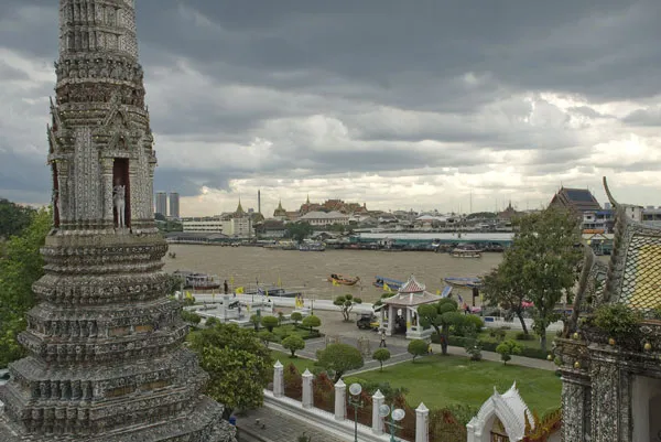 Tajlandia | Widok z Wat Arun na przeciwległy brzeg rzeki Chao Phraya
