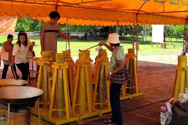 Tajlandia | Napełnianie świec mających służyć mnichom podczas okresu odosobnienia, to także pewna forma jałmużny