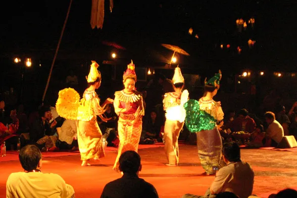 Tajlandia | Pokaz tradycyjnych tańców w Centrum Kulturowym Starego Chiang Mai Tajlandia | Pokaz tradycyjnych tańców w Centrum Kulturowym Starego Chiang Mai