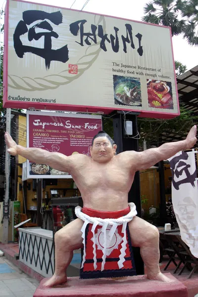 Tajlandia (Patong Beach) | Nagi tors nie przystoi nawet w nadmorskich w restauracjach 