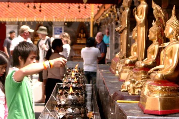 Tajlandia | Ciepłe światło świec jest nieodłącznym elementem uroczystości ku czci Buddy