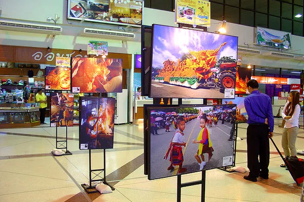 Tajlandia | Galeria na lotnisku w Ubon Ratchathani, upamiętniająca festiwal świec