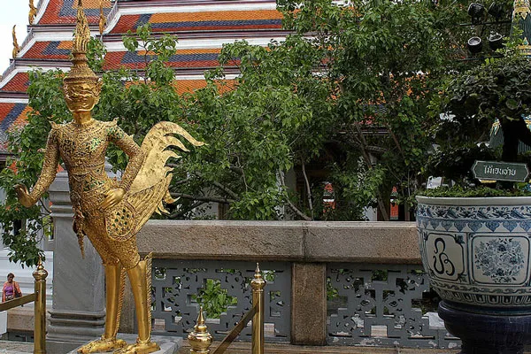 Tajlandia | Kinarees, czyli kinnary, to mityczne postacie pół-ludzi, pół-ptaków, które zobaczyć możemy m. in. na terenie Pałacu Królewskiego w Bangkoku