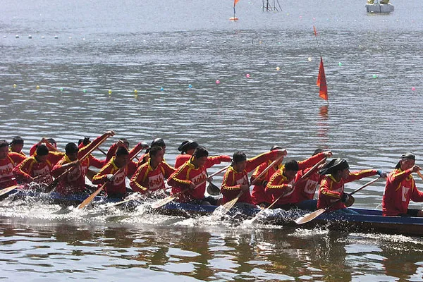 Tajlandia | Wielu uroczystościom towarzyszą tradycyjne wyścigi długich łodzi