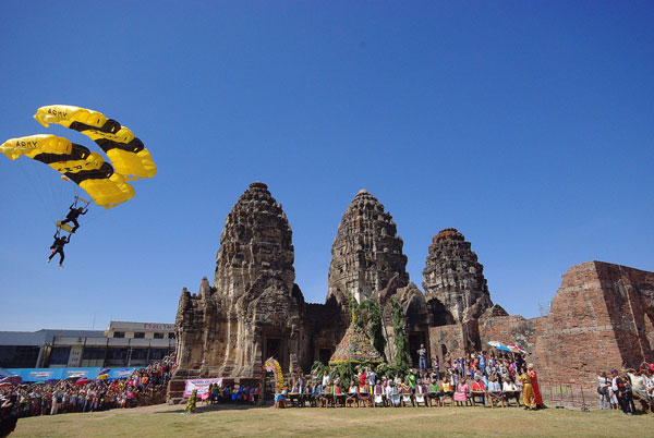 Uczta małp w Lopburi
