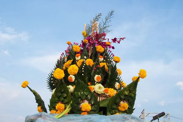 Tajlandia – Isaan | „Krathong” wykonuje się z liści bananowca i ozdabia kwiatami.