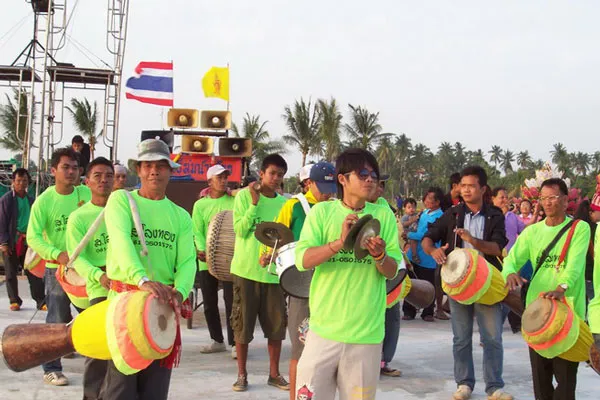 Tajlandia – Isaan | Uczestnikom festiwalu do tańca przygrywają regionalne kapele zarówno te tradycyjne, jak i bardziej nowoczesne