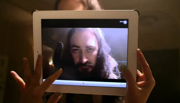 Uwaga na tajemniczych nieznajomych... (Kadr z filmu 