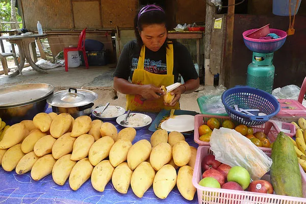 Tajlandia | Bardzo korzystnie, za niską cenę, można kupić na tajlandzkich bazarach świeże, sezonowe owoce
