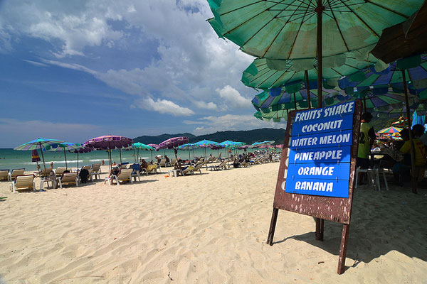 Pełne plaże Phuket