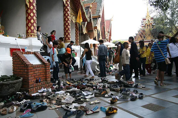 Tajlandia | Stosy butów przed światynią Wat Prathat Doi Suthep