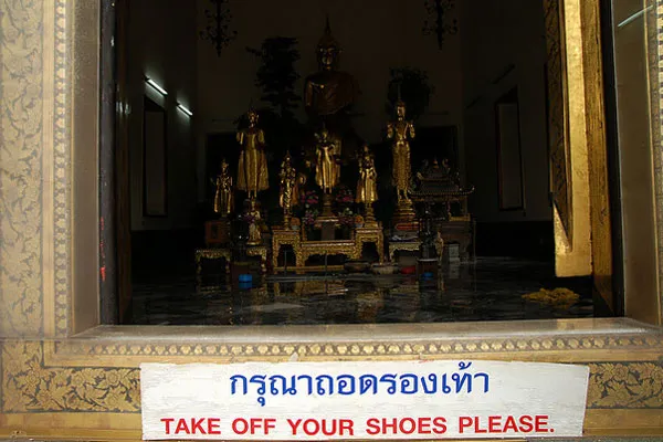 Tajlandia | Napis przypominający o zdjęciu obuwia