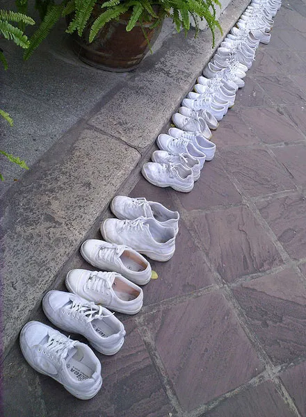 Tajlandia | Buty pozostawione przez grupę uczniów