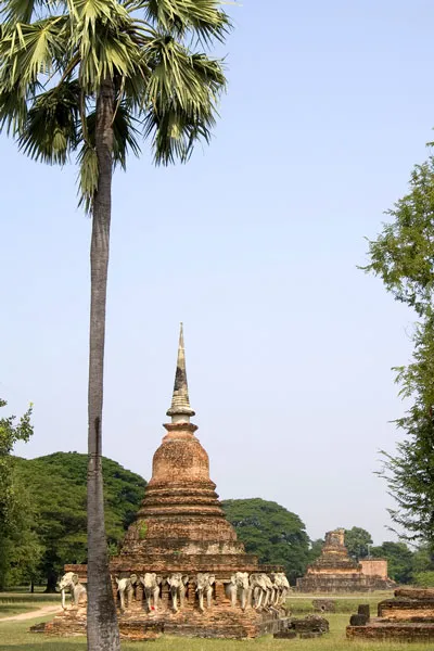 Tajlandia | Monumentalna chedi dźwigana na grzbietach słoni z Wat Chang Lom