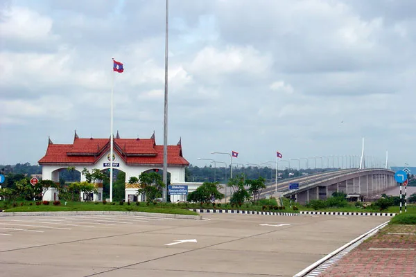 Tajlandia | Nietypowym przejściem granicznym jest most łączący Tajlandię z Laosem Tajlandia | Nietypowym przejściem granicznym jest most łączący Tajlandię z Laosem