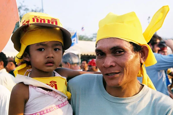 Tajlandia | Zwolenników poszczególnych partii politycznych charakteryzują przybierane przez nich barwy Tajlandia | Zwolenników poszczególnych partii politycznych charakteryzują przybierane przez nich barwy