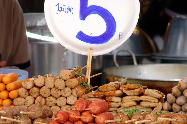 Tajlandia | Jedzenie z ulicznego targu jest niedrogie i bardzo smaczne