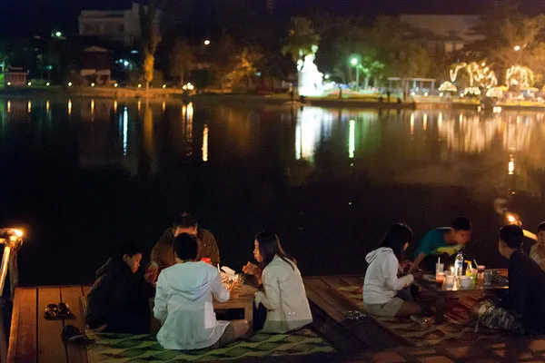 Tajlandia | Sylwestrowa kolacja na świeżym powietrzu Tajlandia | Sylwestrowa kolacja na świeżym powietrzu