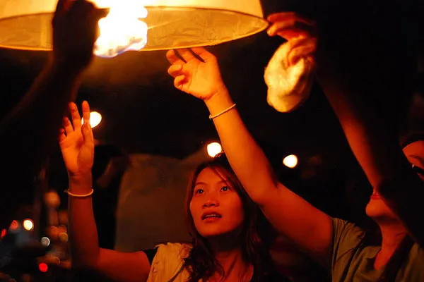 Tajlandia | Fajerwerki i lampiony są nieodłącznymi elementami obchodów Nowego Roku w Tajlandii Tajlandia | Fajerwerki i lampiony są nieodłącznymi elementami obchodów Nowego Roku w Tajlandii