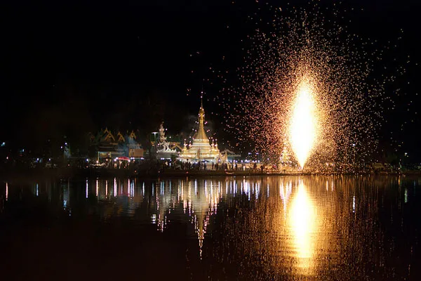 Tajlandia | Wspólne odliczanie ostatnich sekund starego roku jest popularne także w Tajlandii Tajlandia | Wspólne odliczanie ostatnich sekund starego roku jest popularne także w Tajlandii