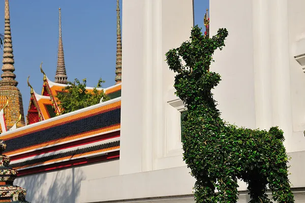 Tajlandia | Ozdobne drzewko w kształcie jelenia przy Wat Pho w Bangkoku