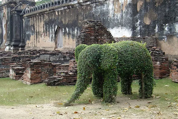 Tajlandia | Zielony słoń na terenie XVII-wiecznego kompleksu pałacowego Króla Narai w Lop Buri