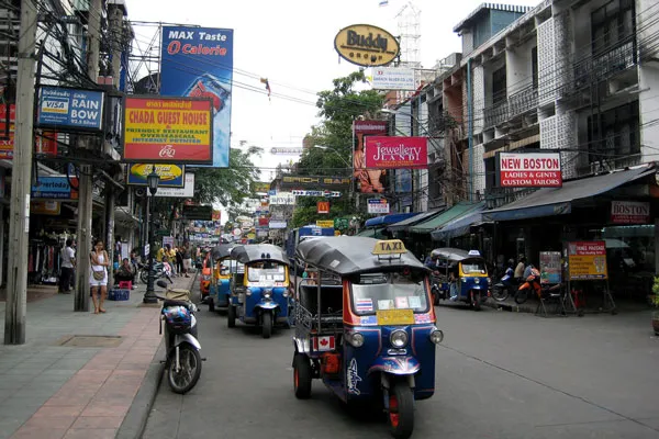 Tajlandia | Tuk-tuk na bangkockiej ulicy