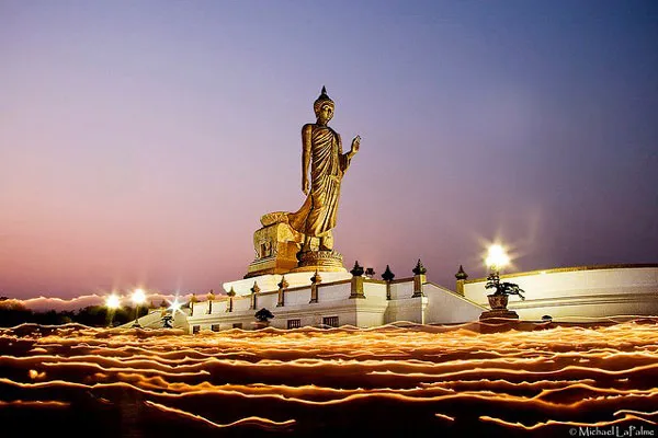 Tajlandia | Obchody święta Makha Bucha w Phutthamonthon