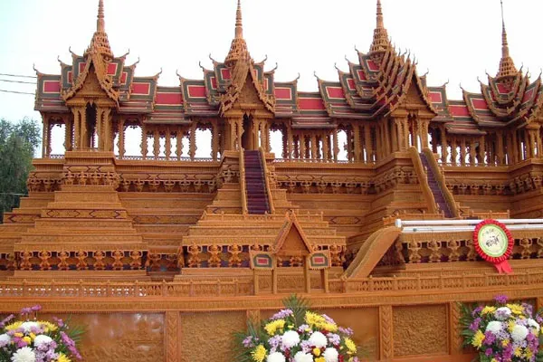 Tajlandia | Festiwalowi w Sakhon Nakhon towarzyszy parada zamków z wosku